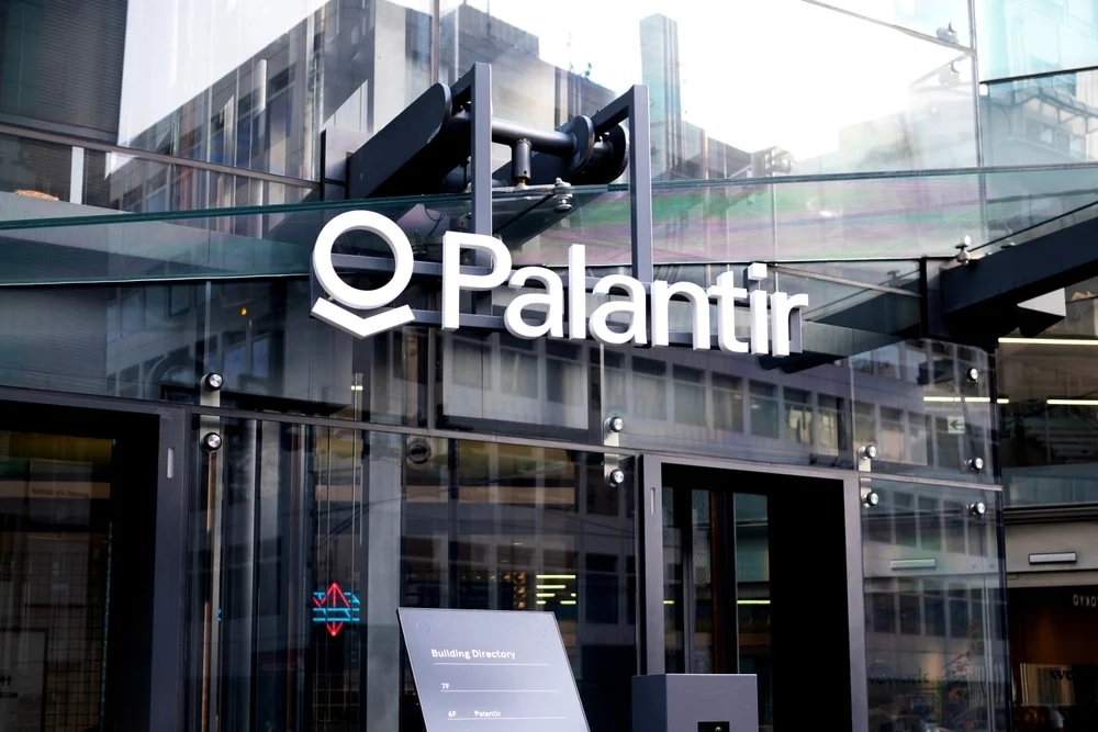 Palantir离万亿市值还有多远？解码其AI平台驱动下的增长奇迹